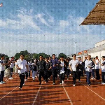 老师穿状元服与考生击掌送祝福的含义