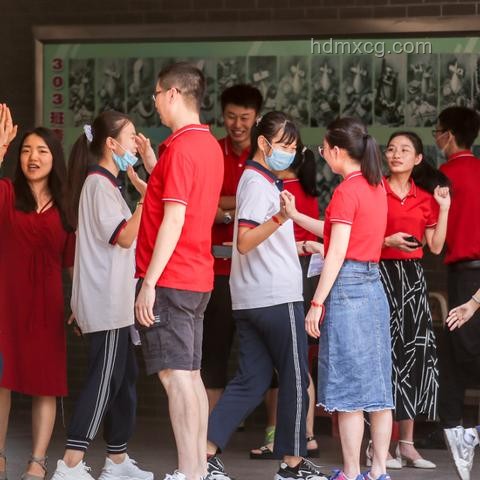 老师穿状元服与考生击掌送祝福的含义